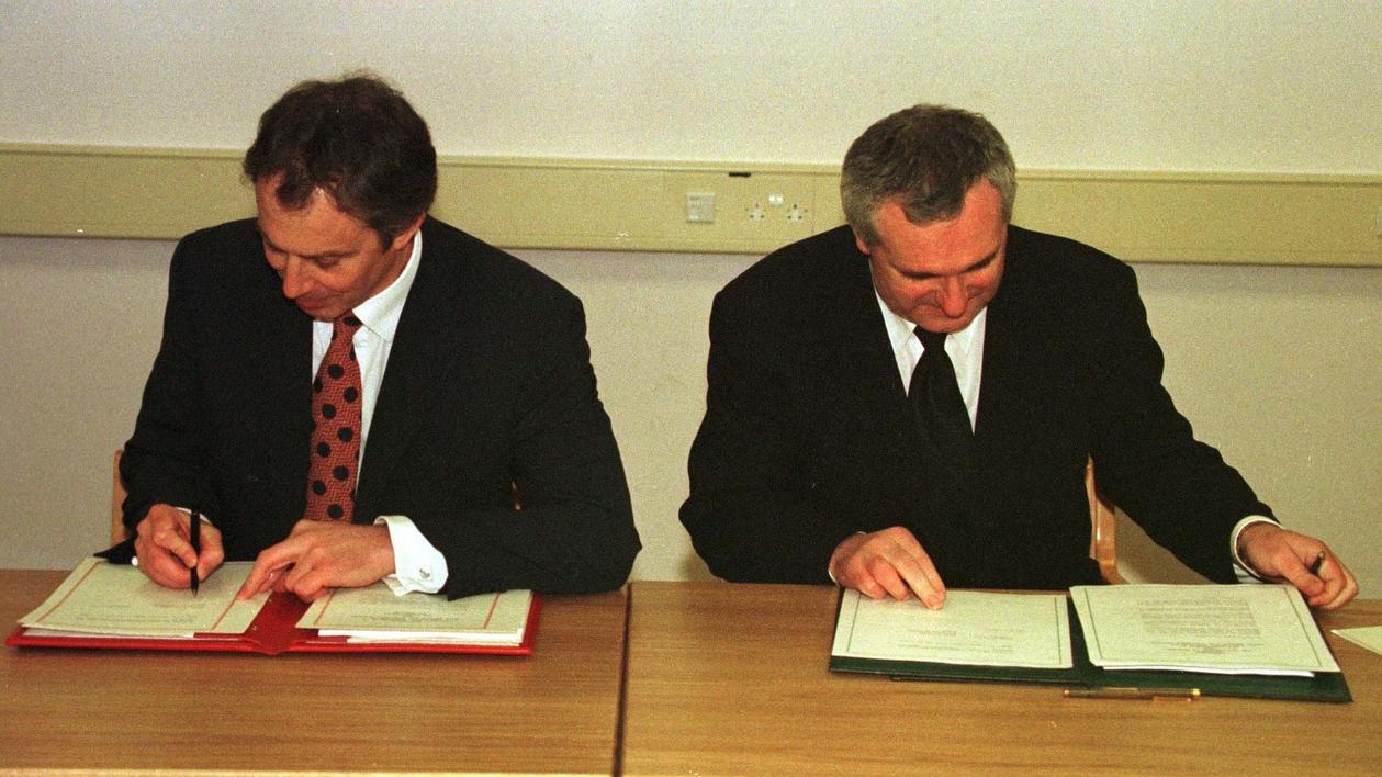 Les Premiers ministres britannique Tony Blair et de la République d'Irlande Bertie Ahern signent l'accord le 10 avril 1998 à Belfast. [AP/Keystone - Dan Chung]