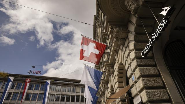 Les logos des banques suisses Credit Suisse et UBS sur la Paradeplatz à Zurich, le lundi 17 avril 2023. [Keystone - Michael Buholzer]