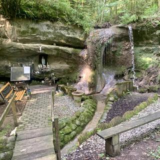 L'Oratoire de la Golette, sur le ruisseau du même nom, niché dans la roche dʹune petite cascade entre les villages de Villarepos et Cormérod (FR). [RTS - Philippe Girard]