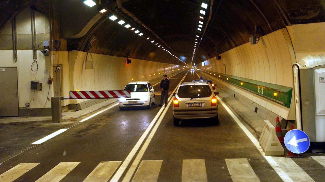 Le tunnel du MontBlanc qui relie la France à l'Italie ferme pour travaux du 4 septembre au 18 décembre 2023, puis 15 autres semaines en 2024. [Keystone - Alberto Ramella]