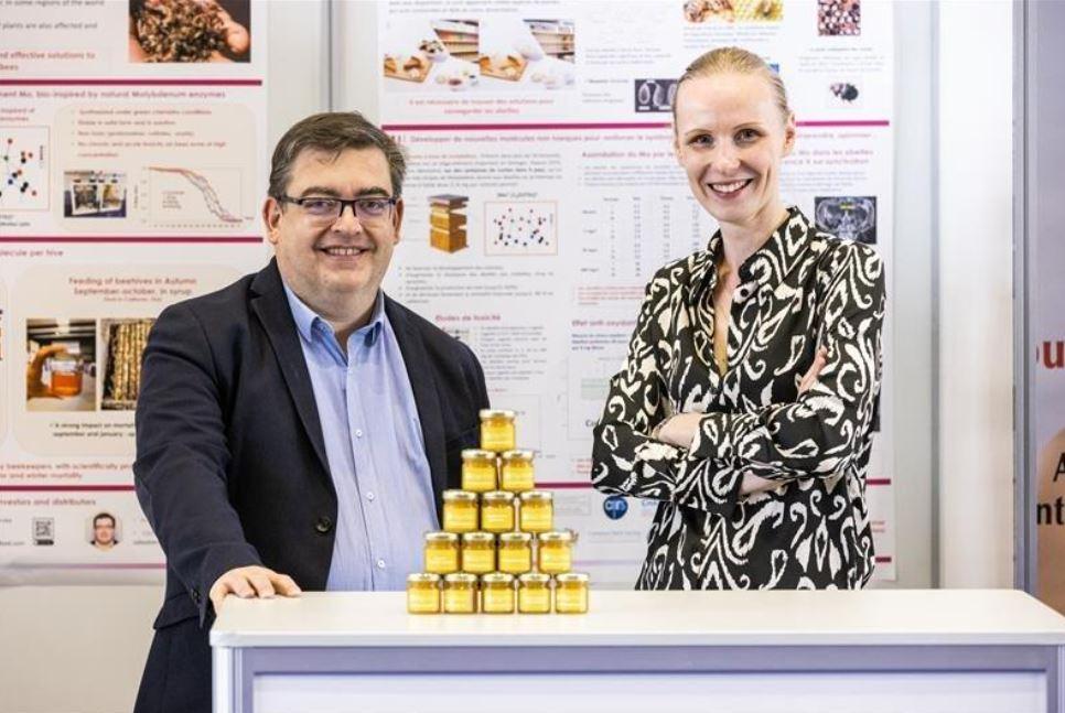 Sébastien Floquet et Aneta Ozieranska ont reçu le Grand Prix du Salon des inventions pour un complément alimentaire qui renforce les abeilles contre les agressions externes. [Salon des inventions]