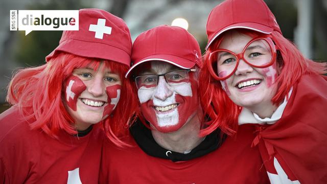 Des supporters suisses maquillés et portant des t-shirts à croix blanche lors de la Coupe du monde de foot féminin à Dunedin, en Nouvelle-Zélande. [AP Photo/Keystone - Andrew Cornaga]