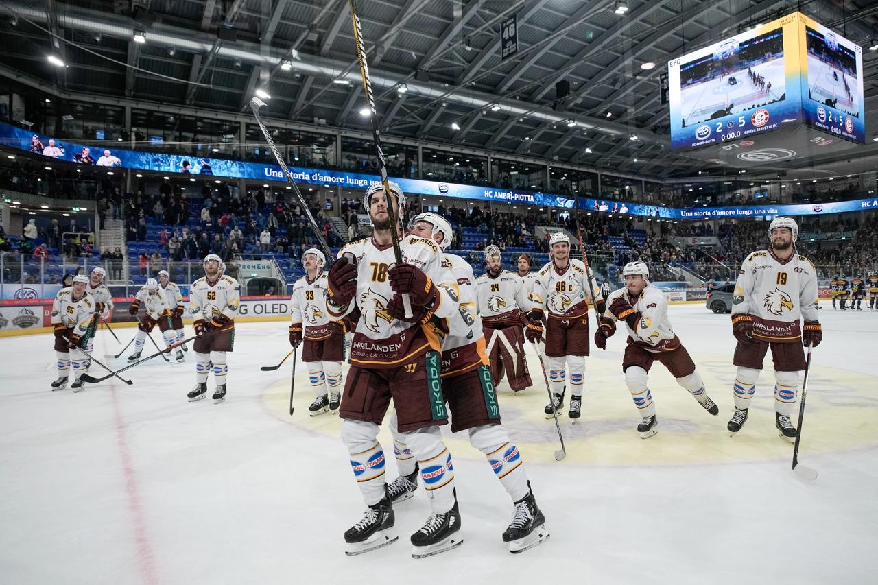 La joie des Genevois après leur victoire au Tessin face à Ambri. [Martin Meienberger/freshfocus - Martin Meienberger]