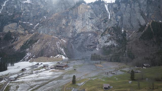 Un éboulement s'est produit le 23 février 2023 à la périphérie du village de Kandersteg dans l'Oberland bernois. Aucune personne n'a été blessée et aucun bâtiment n'a été endommagé. [Keystone - Karin von Kaenel]