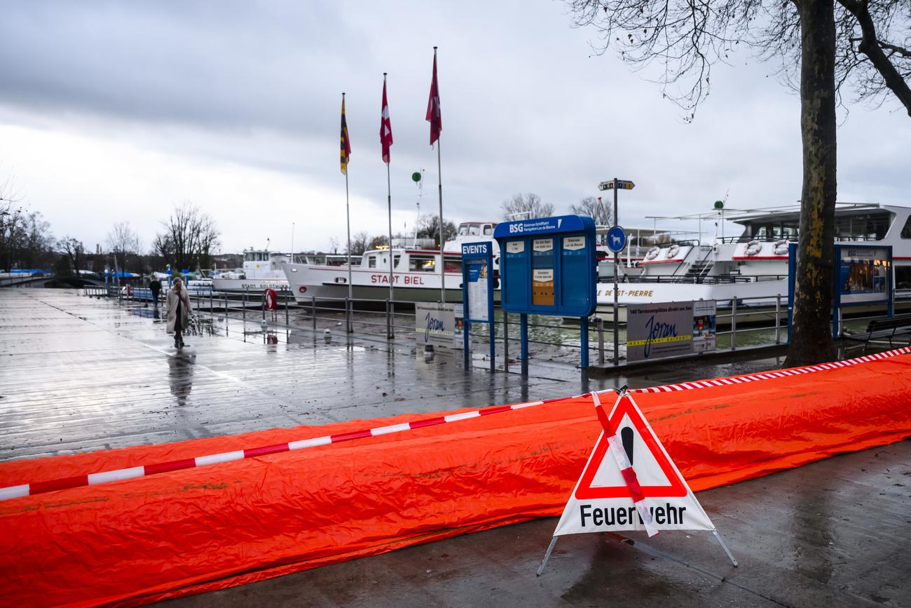 Un barrage mobile installé dans le port de Bienne lors de la montée de l'eau du lac, le 13 décembre 2023. [Keystone - Jean-Christophe Bott]