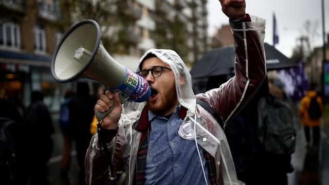 Un manifestant lors de la 11e journée de mobilisation contre la réforme des retraites en France, ici à Rennes, le 6 avril 2023. [Reuters - Stephane Mahe]