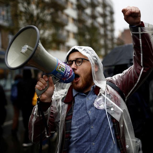 Un manifestant lors de la 11e journée de mobilisation contre la réforme des retraites en France, ici à Rennes, le 6 avril 2023. [Reuters - Stephane Mahe]