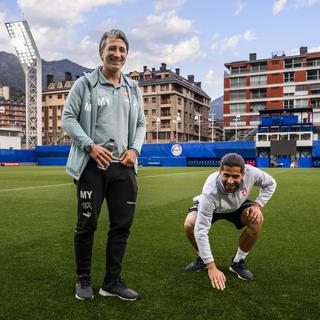 Le coach de l'équipe nationale suisse Murat Yakin, gauche, et le défenseur suisse Ricardo Rodriguez, droite, après une conférence de presse à Andorre. [Keystone - Jean-Christophe Bott]