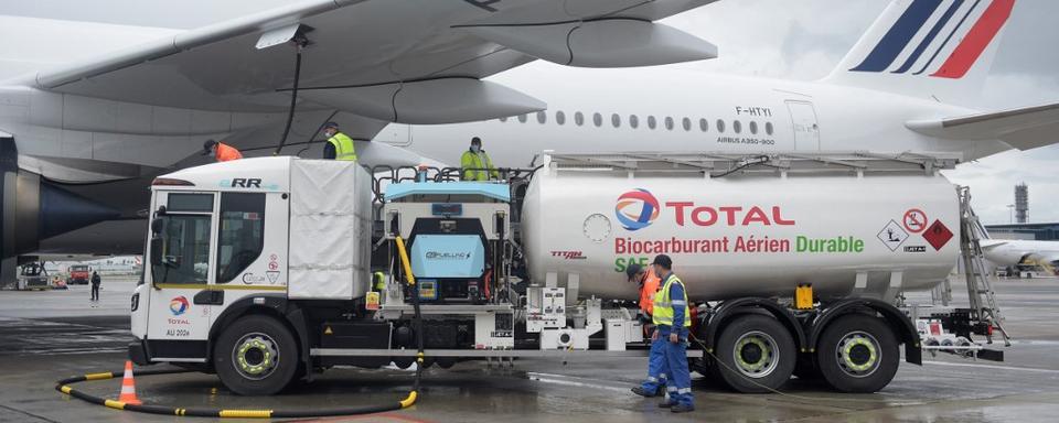 Ravitaillement d'un Airbus A350-900, le premier avion long-courrier d'Air France alimenté en carburant aviation durable (SAF), à l'aéroport de Roissy, le 18 mai 2021. [Eric Piermont]