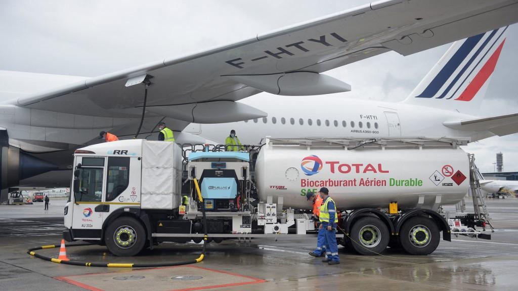 Ravitaillement d'un Airbus A350-900, le premier avion long-courrier d'Air France alimenté en carburant aviation durable (SAF), à l'aéroport de Roissy, le 18 mai 2021. [Eric Piermont]