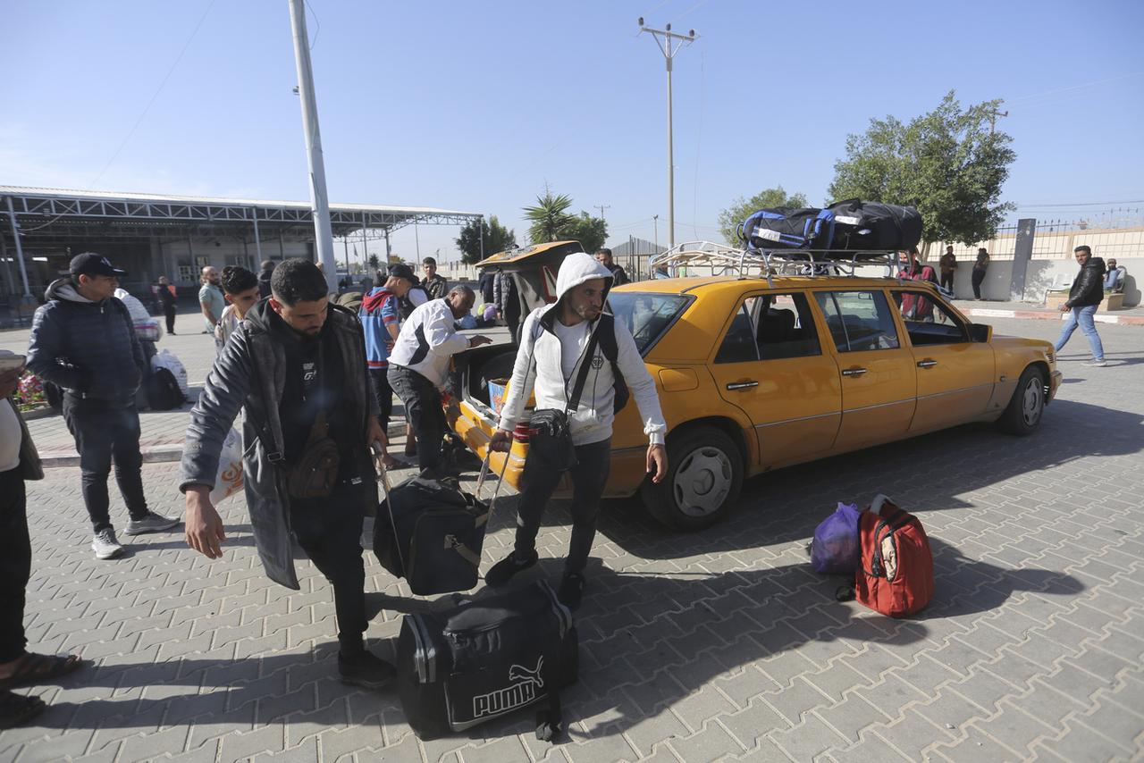 Des Palestiniens profitent de la trêve pour retourner chez eux dans la bande de Gaza. [Keystone - AP Photo/Hatem Ali]