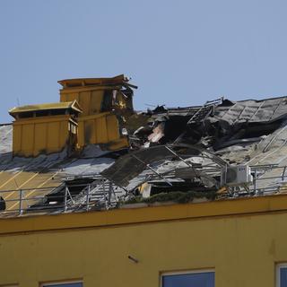 Un toit endommagé à cause d'un drone dans la région de Kiev. [Keystone - EPA/Sergey Dolzhenko]
