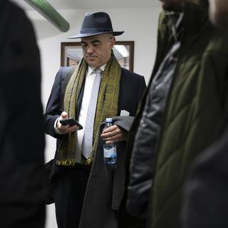Le président de la Confédération Alain Berset a visité une cave à Kiev lors de l'interruption d'une conférence de presse. [Keystone - Anthony Anex]