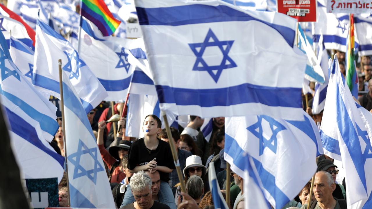 Marée bleu-blanc à Jérusalem contre la réforme de la justice [KEYSTONE - EPA/ABIR SULTAN]