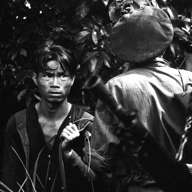 Lors de la guerre d'Indochine, un suspect débusqué dans la jungle est interrogé par une patrouille de la Légion étrangère (1954 env.). La France fait ses premières conquêtes dans la péninsule indochinoise sous le Second Empire (milieu du XIXe siècle). En 1887 est fondée l’Indochine française regroupant la Cochinchine, l’Annam et le Tonkin, qui ensemble formeront le Viêt Nam. Les rebelles du Viêt Minh (Ligue pour l'indépendance du Viêt Nam) proclament l'indépendance le 2 septembre 1945 à Hanoï et la guerre débute en décembre 1946.