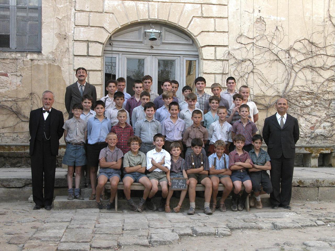 François Berléand (Monsieur Rachin) et Gérard Jugnot (Clément Mathieu) avec les enfants du pensionnat du Fond de l'étang. [Vega Distribution]