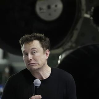 Le milliardaire Elon Musk, dont dépend le Pentagone à cause du monopole de SpaceX dans la sous-traitance privée dans le lancement de satellites, a été condamné par la Maison Blanche pour sa défense de thèses antisémites et complotistes sur le réseau social X. [Keystone/AP Photo - Chris Carlson]