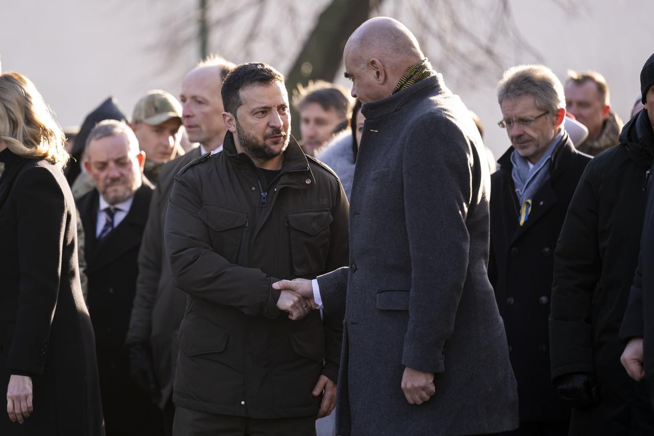 Le président ukrainien Volodymyr Zelenskyy et le président de la Confédération Alain Berset se serrent la main avant la cérémonie de commémoration des victimes de l'Holodomor (1932-1933) en Ukraine, à Kiev, le 25 novembre 2023. [KEYSTONE - ANTHONY ANEX]