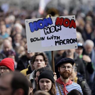 Mercredi 15 mars - des manifestants lors de la huitième journée de mobilisation contre la hausse de l'âge de la retraite en France. [Keystone/AP Photo - Jeremias Gonzalez]