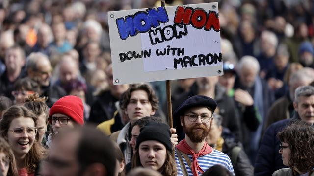 Mercredi 15 mars - des manifestants lors de la huitième journée de mobilisation contre la hausse de l'âge de la retraite en France. [Keystone/AP Photo - Jeremias Gonzalez]