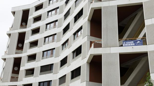 Une banderole "A Louer" est accroché sur un balcon de la façade d'un immeuble situé au chemin des Rambossons, ce mardi 9 mai 2023 a Genève. [Keystone]