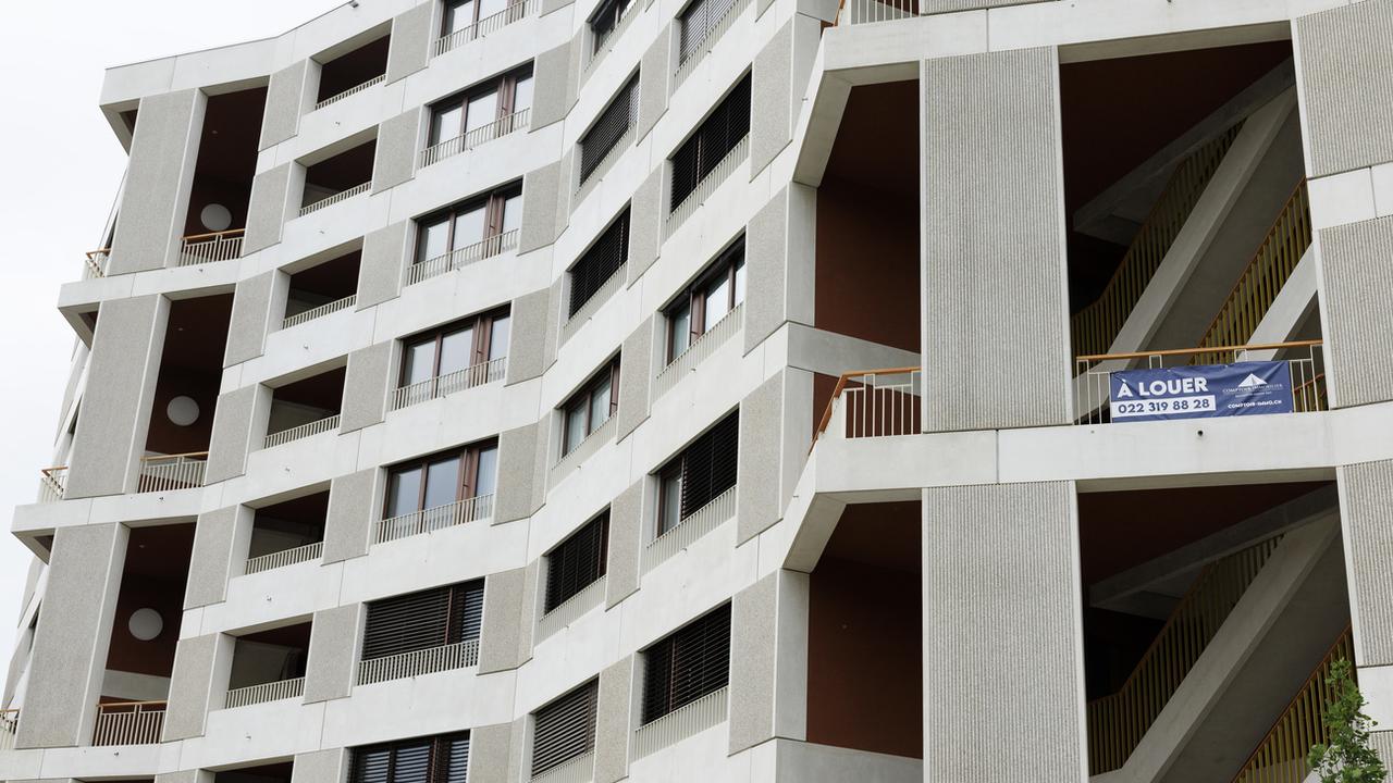 Une banderole "A Louer" est accroché sur un balcon de la façade d'un immeuble situé au chemin des Rambossons, ce mardi 9 mai 2023 a Genève. [Keystone]