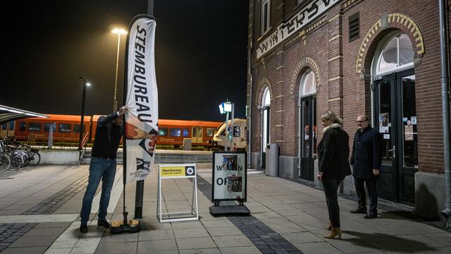 Les derniers préparatifs sont effectués dans un bureau de vote pour les élections générales de 2023, à la gare de Winterswijk, aux Pays-Bas, le 22 novembre 2023. [Keystone - EPA/Emiel Muijderman]