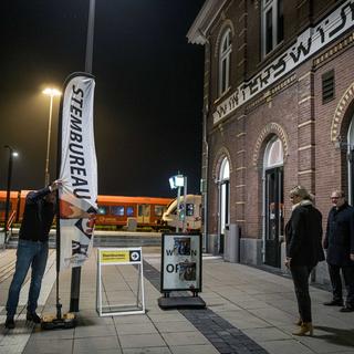 Les derniers préparatifs sont effectués dans un bureau de vote pour les élections générales de 2023, à la gare de Winterswijk, aux Pays-Bas, le 22 novembre 2023. [Keystone - EPA/Emiel Muijderman]