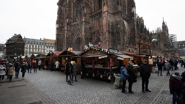 Le célèbre Marché de Noël de Strasbourg ouvre ses portes vendredi, avec une sécurité renforcée, cinq ans après avoir été visé par un attentat meurtrier. [Ronald Wittek]