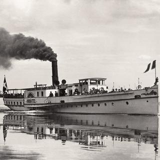 Le bâteau à vapeur "Le Neuchâtel", voguant sur le lac du même nom dans les années 1930. [Leemage via AFP]