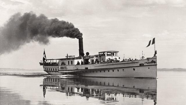 Le bâteau à vapeur "Le Neuchâtel", voguant sur le lac du même nom dans les années 1930. [Leemage via AFP]