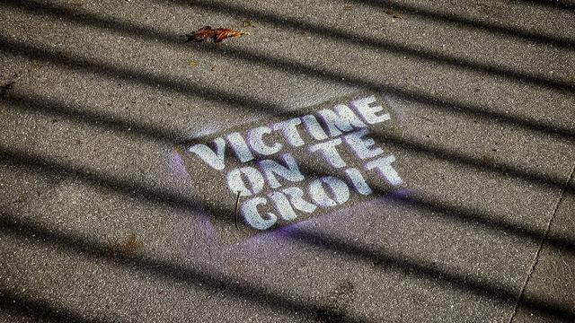 Un pochoir sur une rue de Paris, photographié le 26 octobre 2022. [Hans Lucas via AFP - Amaury Cornu]