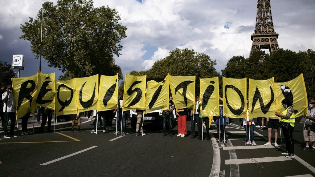 Des députés français de la majorité et de gauche unis pour régulariser des travailleurs sans-papiers. [HANS LUCAS VIA AFP - NOEMIE COISSAC]