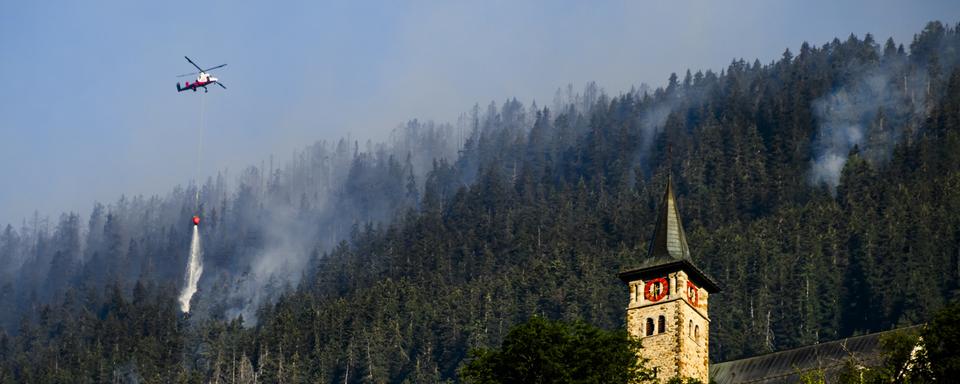 L'armée continuera à apporter son aide dans la lutte contre l'incendie de forêt au-dessus de Bitsch (VS) jusqu'au 8 août. [Keystone - Jean-Christophe Bott]