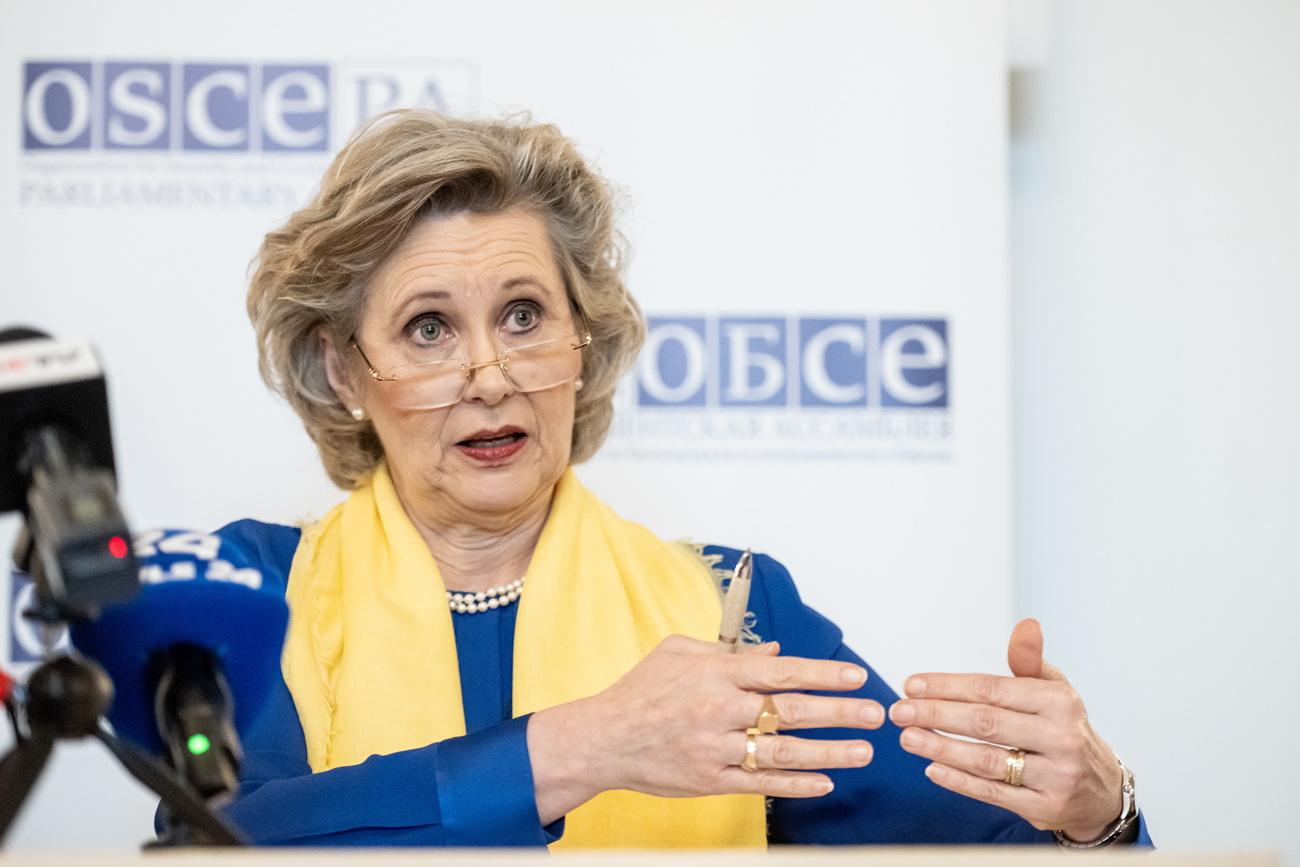 Margareta Cederfelt, la présidente de l'Assemblée parlementaire de l'OSCE, tente de remettre le dialogue entre les députés russes présents et les parlementaires des vingt autres pays, à Vienne le 23 février 2023. [Keystone - Christian Bruna]