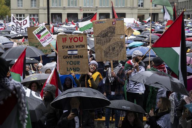 La manifestation à Berne était organisée par une trentaine d'organisations. [Keystone - Anthony Anex]