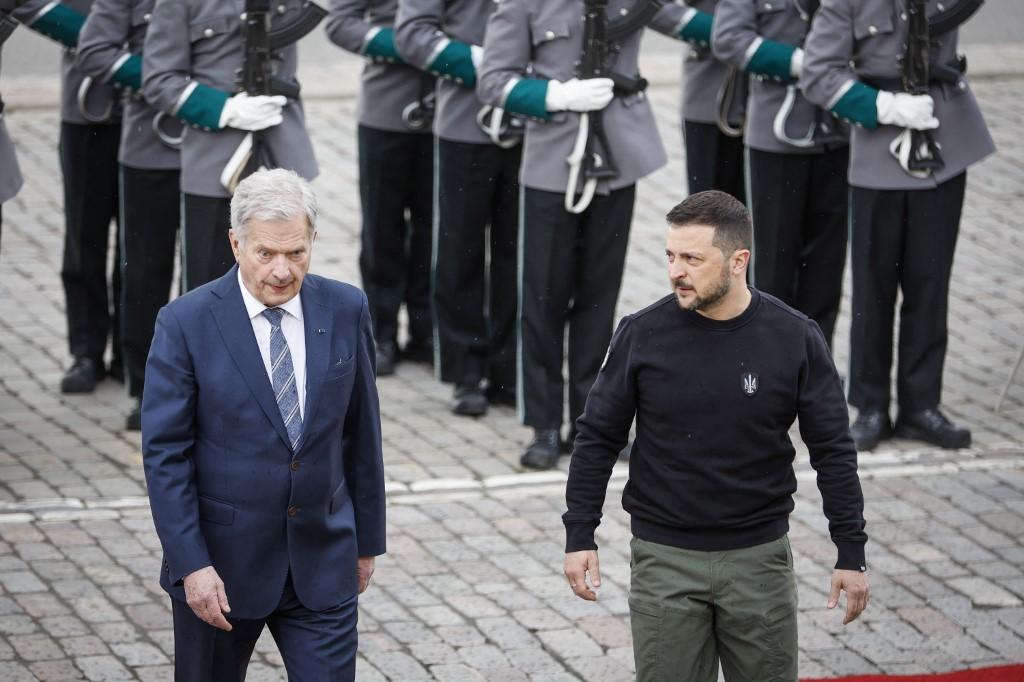 Volodymyr Zelensky aux côtés de son homologue finlandais Sauli Niinistö lors de sa visite en Finlande. [afp - Christine Olsson]