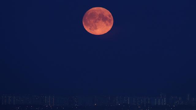 La Super Lune bleue s'élève au-dessus de la ville de Domodedovo, à l'extérieur de Moscou, en Russie, le 30 août 2023. [Keystone]