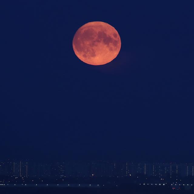 La Super Lune bleue s'élève au-dessus de la ville de Domodedovo, à l'extérieur de Moscou, en Russie, le 30 août 2023. [Keystone]