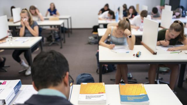 Des étudiants passent un examen au gymnase de l'École cantonale de Glaris en 2019. [Keystone - Gaetan Bally]