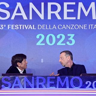 Le directeur artistique du festival Sanremo et le chanteur italien Gianni Morandi donnent une conférence de presse. [EPA/Keystone - RICCARDO ANTIMIANI]