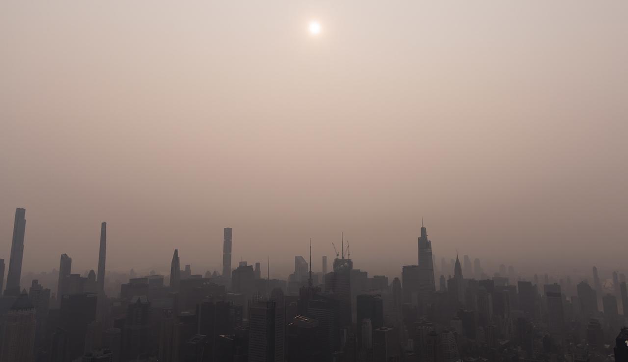 Mercredi 7 juin: la brume causée par la fumée des incendies de forêt qui brûlent au Canada plane sur Manhattan. [Keystone/EPA - Justin Lane]