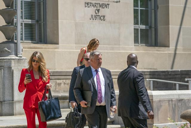 Les avocats représentant l'ancien président américain Donald Trump,  Lindsey Halligan, James Trusty et John Rowley quittent le ministère de la Justice à Washington DC le 5 juin 2023. [Keystone - EPA/SHAWN THEW]