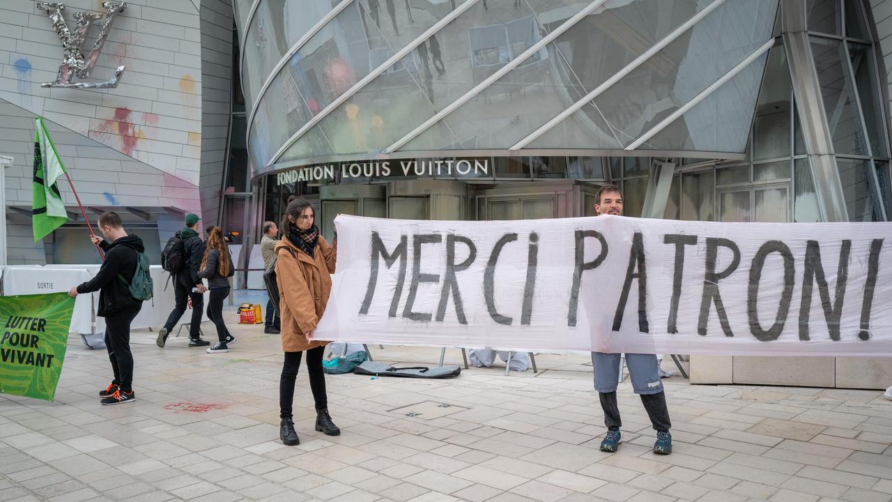 La façade de la Fondation Louis Vuitton, propriété du groupe de luxe LVMH, a été repeinte par des militants d'Extinction Rebellion. [AFP - Hans Lucas]