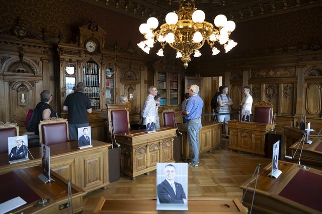 Des personnes visitent la salle de réunion du Conseil fédéral dans le cadre du 175e anniversaire de la Constitution fédérale de 1848, le samedi 1er juillet 2023. [Keystone - Anthony Anex]