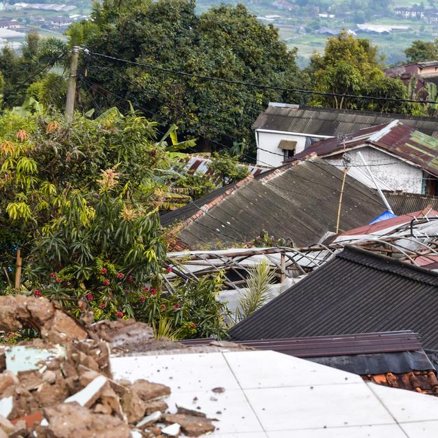 Les ruines des bâtiments endommagés après le tremblement de terre à Cianjur City. [Depositphotos - ©Olanstock]