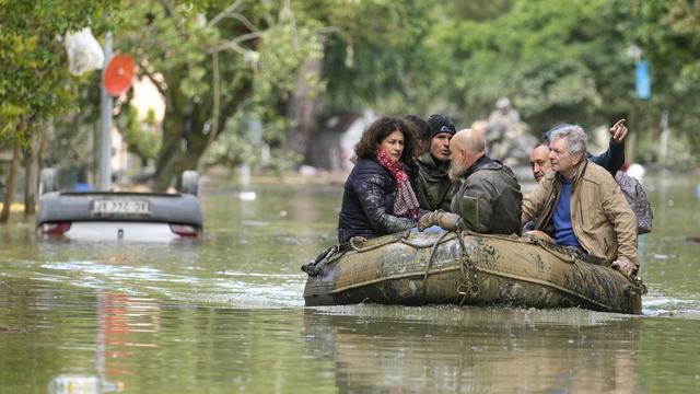 Jeudi 18 mai: des personnes secourues à Faenza, en Italie. Les pluies exceptionnelles qui se sont abattues mercredi sur une région du nord de l'Italie frappée par la sécheresse ont provoqué des crues, tuant au moins neuf personnes,  et forçant l'évacuation de milliers de personnes. [Keystone - AP Photo/Luca Bruno]