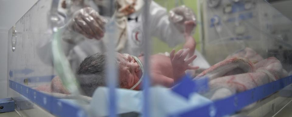 Yasmine Ahmed, 38 ans, sage-femme à l'hôpital Al-Shifa, s'occupe d'un bébé prématuré, le 04 décembre 2023. [ANADOLU VIA AFP - ABED ZAGOUT]