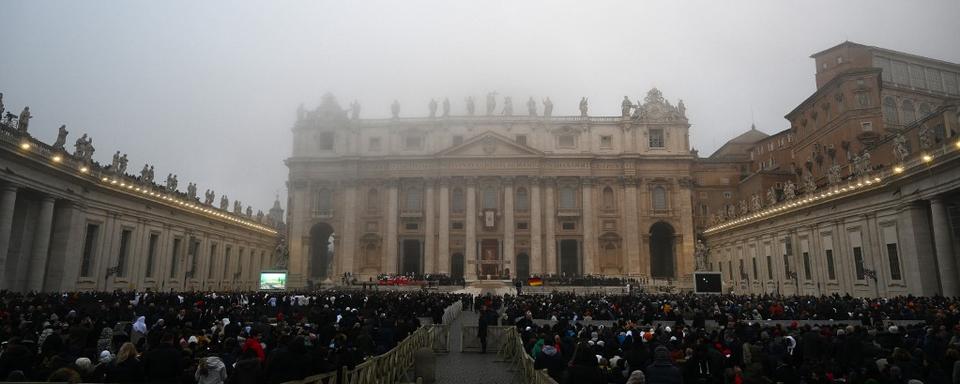 La foule s'amasse sur la place St-Pierre de Rome peu avant le début des obsèques de Benoît XVI. [AFP - Vincenzo Pinto]