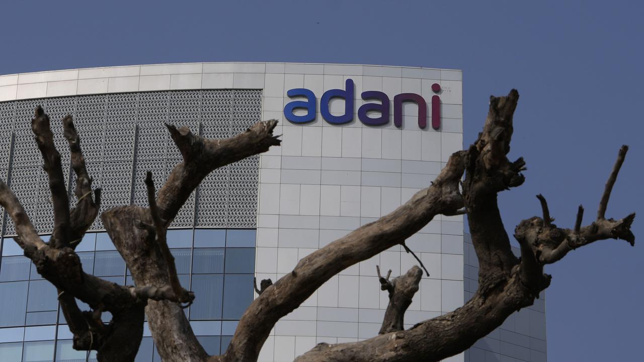 Le groupe indien Adani essuie des pertes colossales après des accusations de fraudes massives. [AP Photo/Keystone - Ajit Solanki]